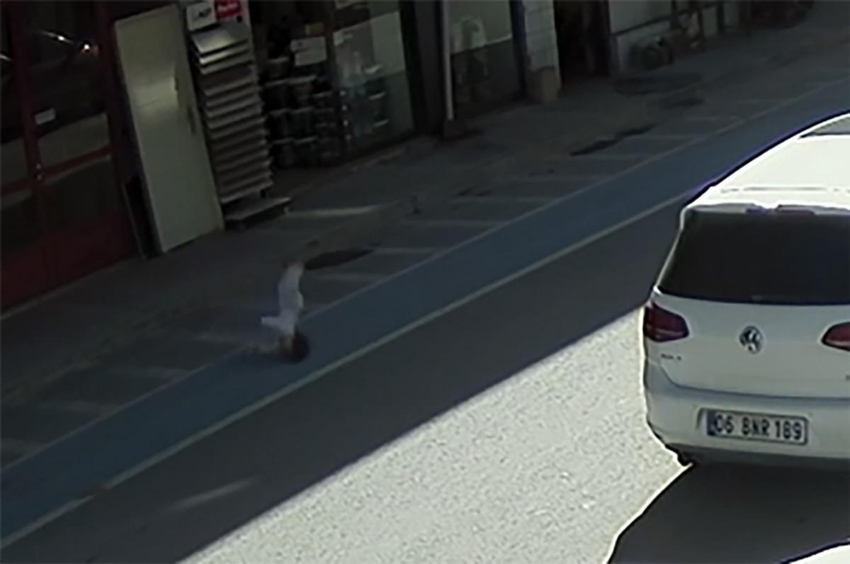 3 yaşındaki &ccedil;ocuğun 4&rsquo;&uuml;nc&uuml; kattan d&uuml;şme anı kamerada