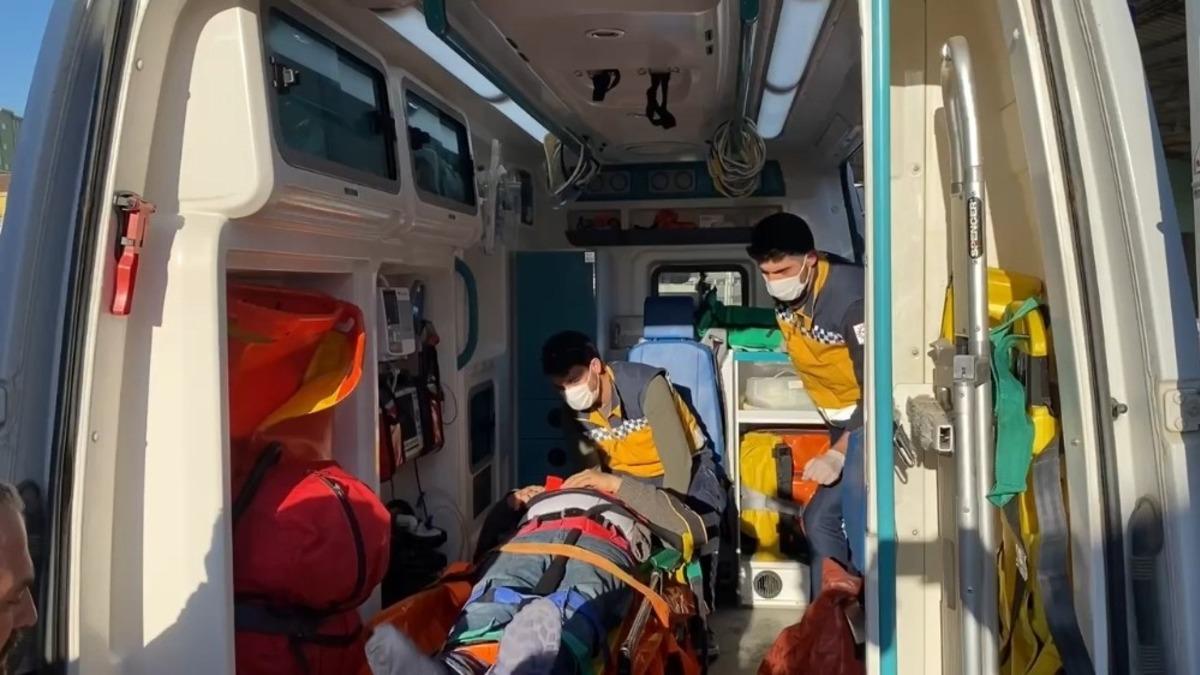 Pendik&rsquo;te feci kaza: Freni boşalan otob&uuml;s tıra &ccedil;arptı