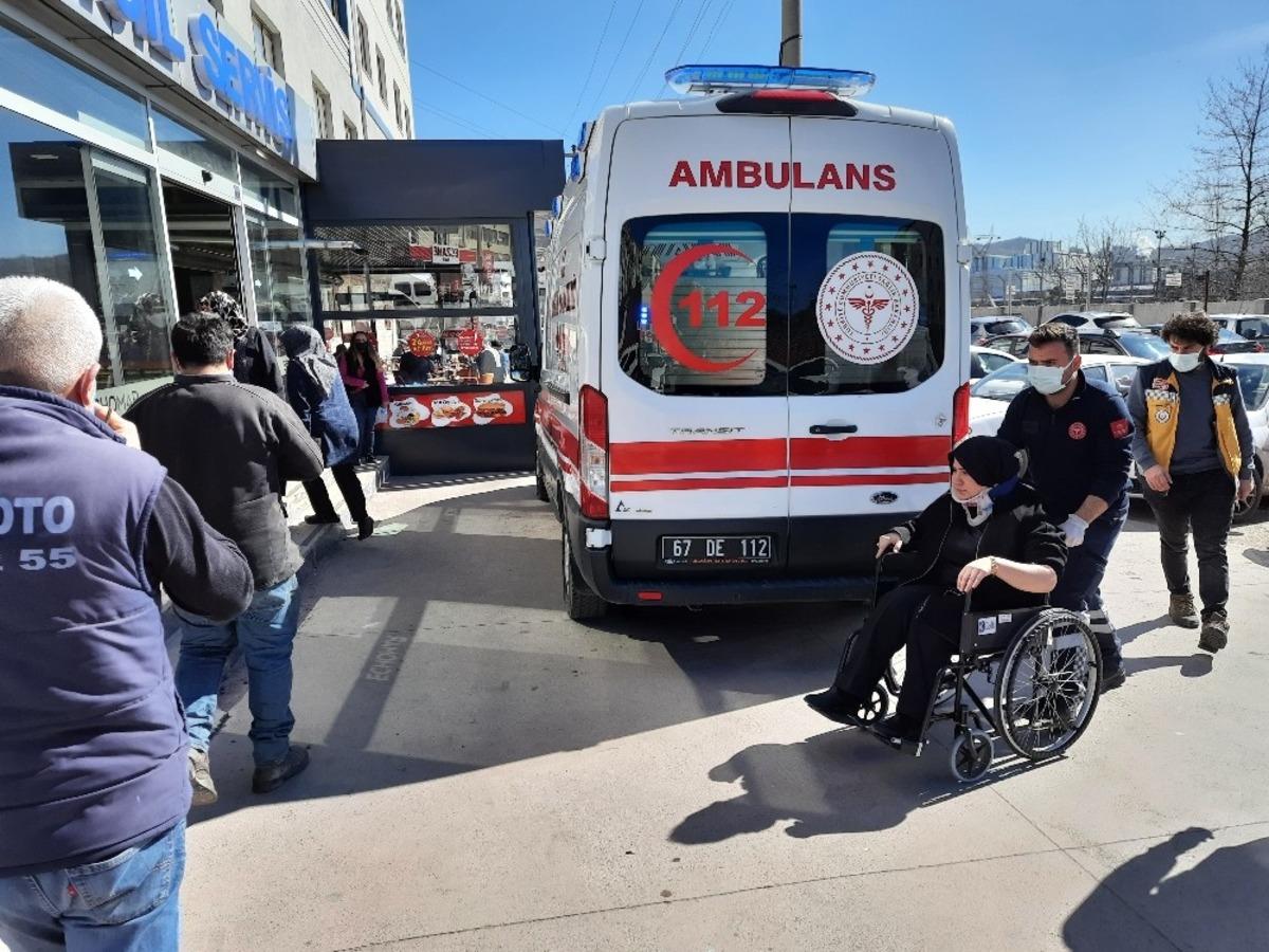 Kaza yapan otomobil savrularak yayaya &ccedil;arptı: 2 yaralı