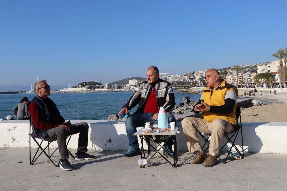 Kuşadası&rsquo;nda vatandaşlar sahil bandına ve şehir merkezine akın etti