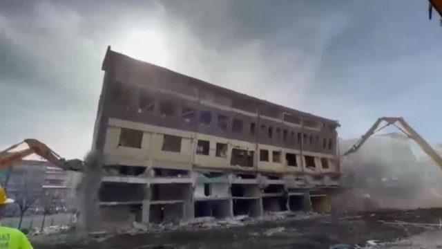 Yıkımına başlanan bina iş makinesinin değmesiyle bir anda yerle bir oldu