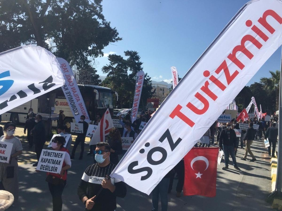 KKTC&rsquo;de turizm emek&ccedil;ileri sokağa indi
