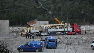 Üzerine çıktığı kamyondan düşen vinç operatörü hayatını kaybetti