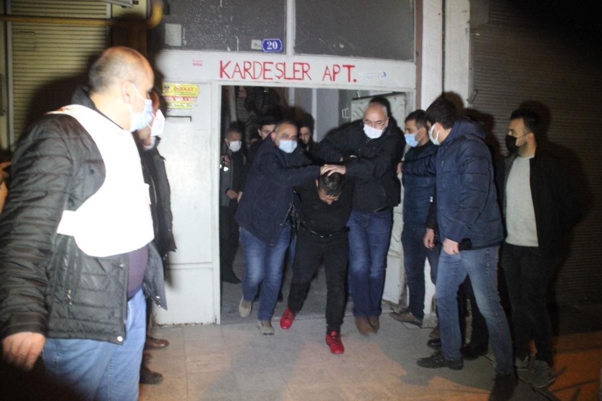 &Ccedil;ocuklarının g&ouml;z&uuml; &ouml;n&uuml;nde eski eşini vurup &ouml;ld&uuml;ren şahıs kiralık evde kıskıvrak yakaladı