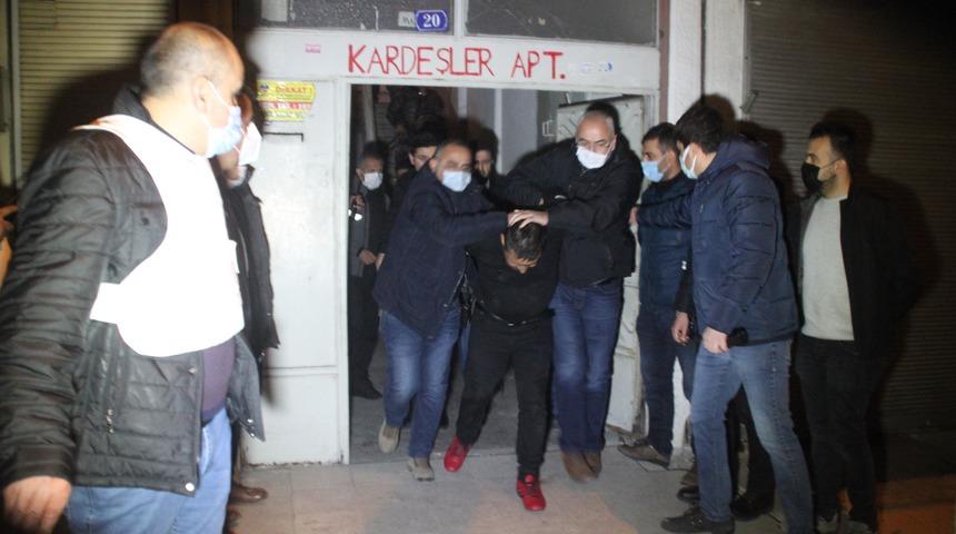 Eski eşini çocuklarının gözü önünde öldürmüştü! Saklandığı evde yakalandı