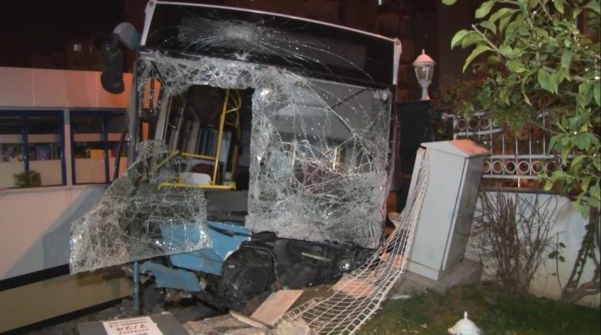 Kontrolden &ccedil;ıkan otob&uuml;s ortalığı savaş alanına &ccedil;evirdi