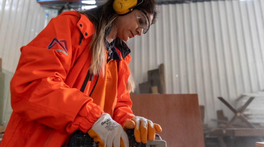 'Erkek işi bu yapamazsın' dediler! Tabuları yıktı, marangoz tezgahının başına geçti  
