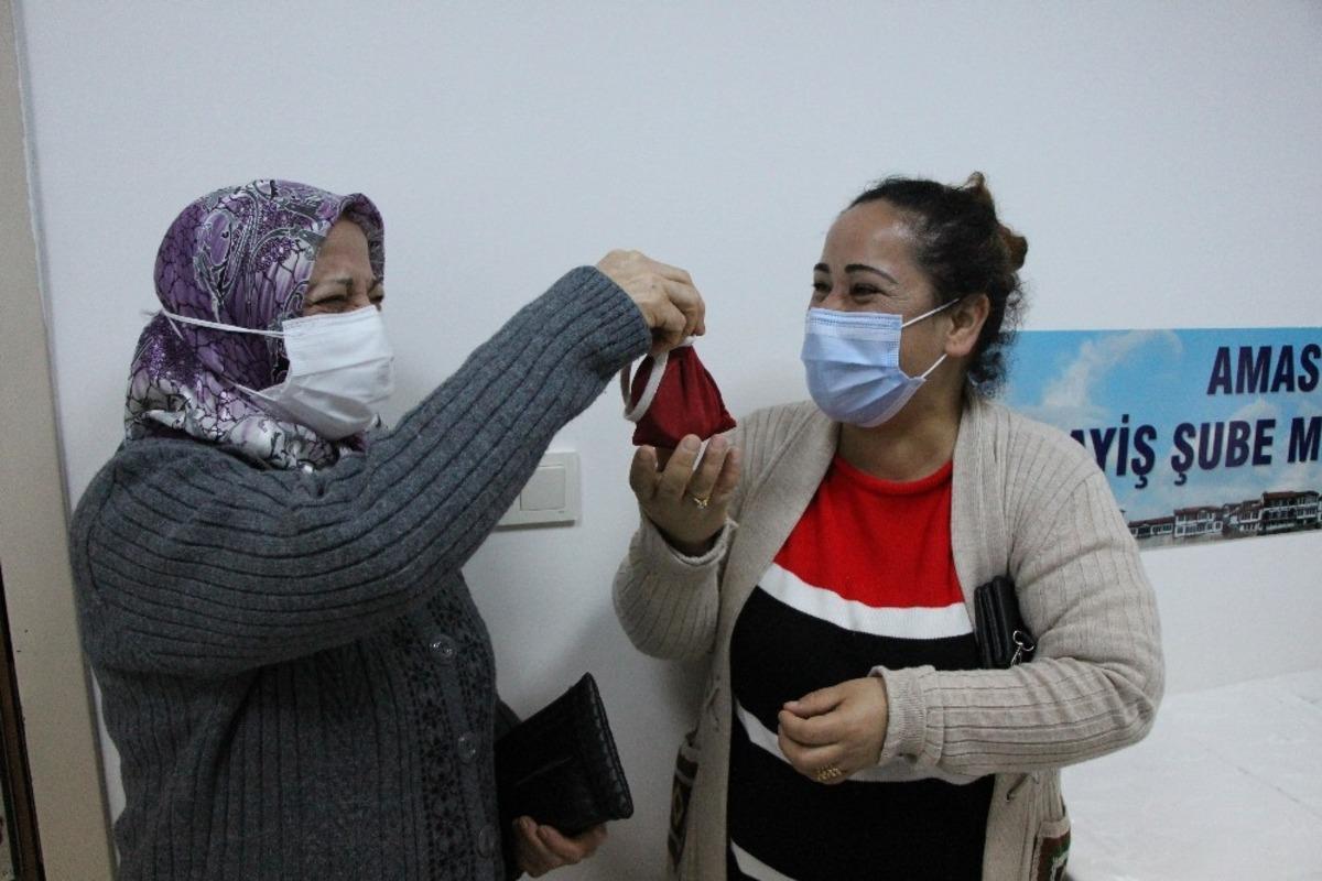 Yerde bir kese altın buldu, hemen polisi aradı