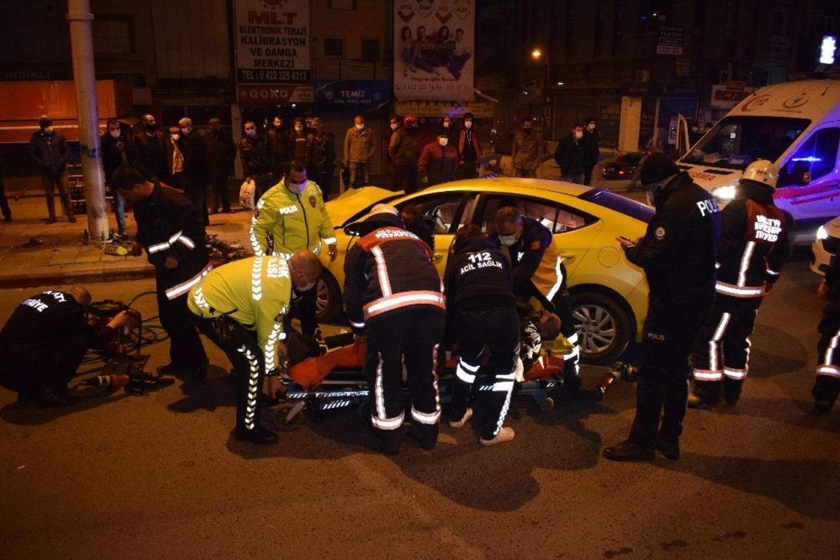 Ticari taksi aydınlatma direğine &ccedil;arptı ara&ccedil;ta sıkışan s&uuml;r&uuml;c&uuml; feci şekilde can verdi