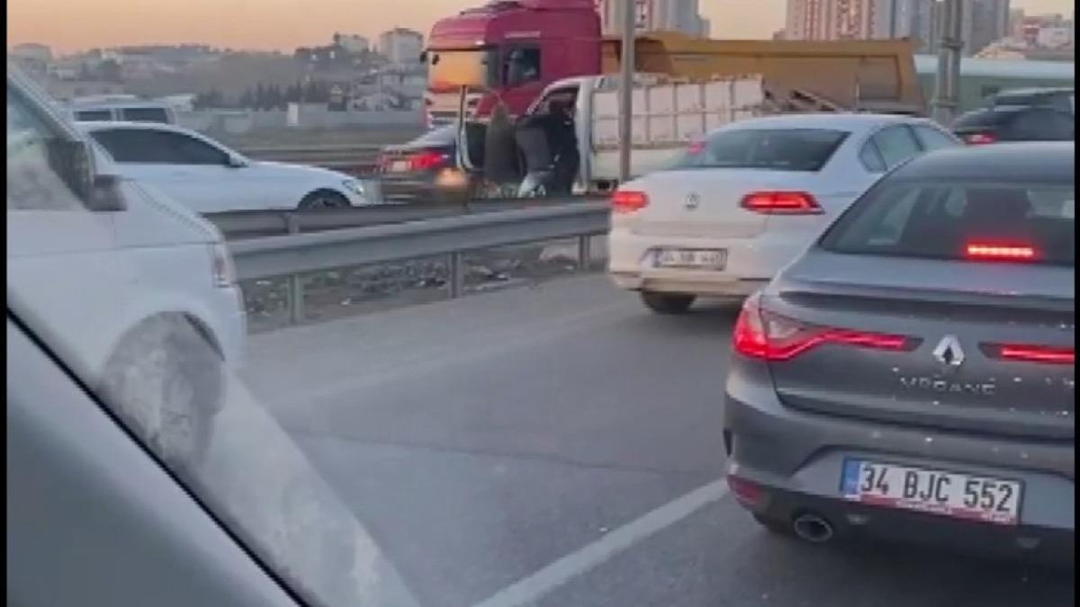 (&Ouml;zel)- Şile&rsquo;de trafik ter&ouml;r&uuml;: Aracın kapısını a&ccedil;ıp, s&uuml;r&uuml;c&uuml;y&uuml; darbettiler