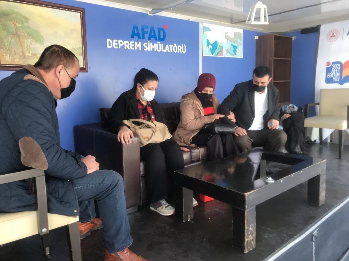 Avcılar&rsquo;da sim&uuml;lasyon tırında depremi yaşadılar