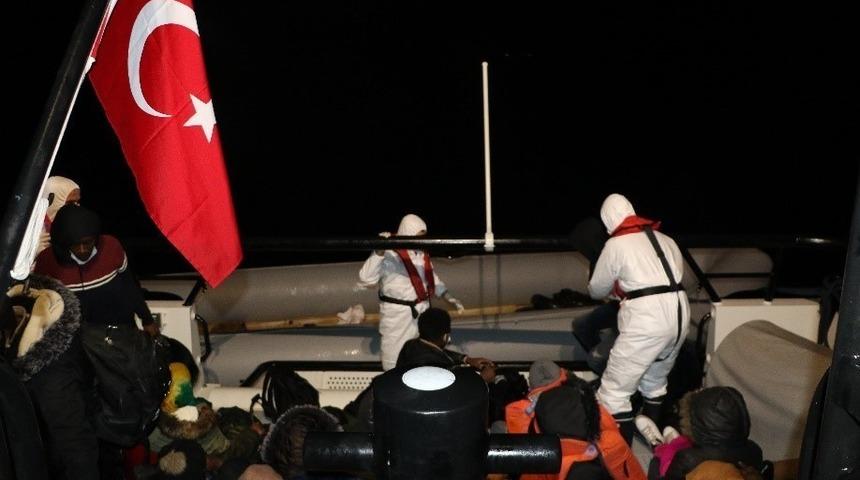 Ayvalık&rsquo;ta 36 g&ouml;&ccedil;men botları batmak &uuml;zereyken kurtarıldı