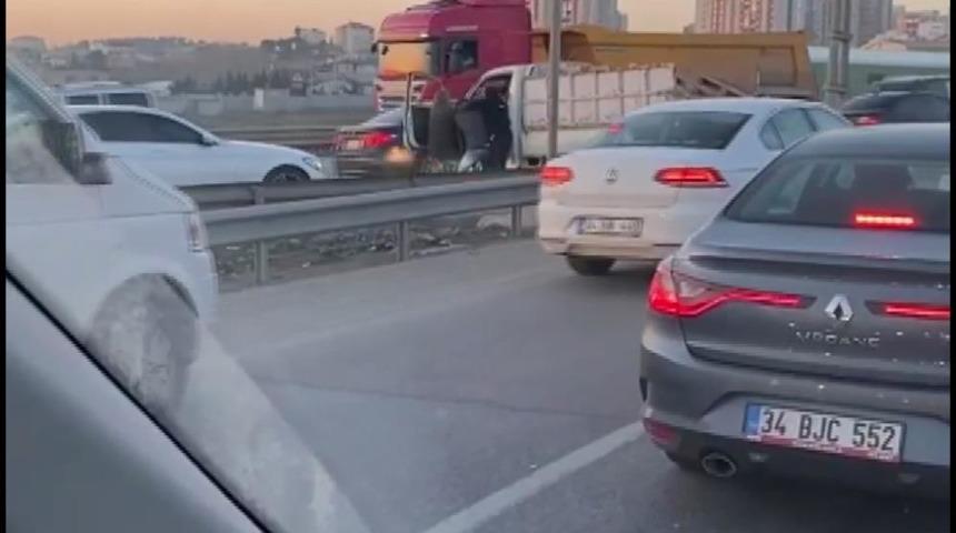 Şile’de trafik terörü: Aracın kapısını açıp, sürücüyü darbettiler