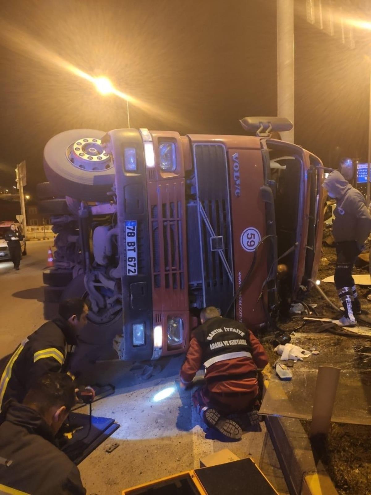 Tır devrildi, şof&ouml;r&uuml;n kolu koptu