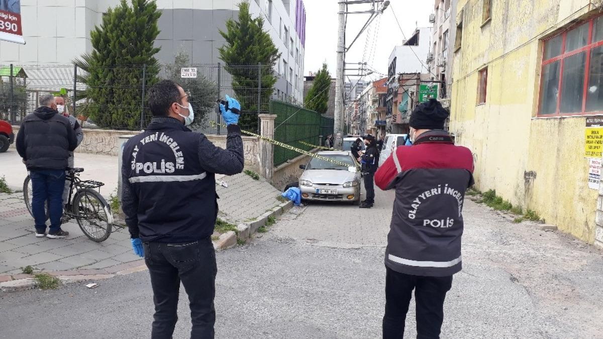 İzmir&rsquo;de kaldırımda bir kişinin cansız bedeni bulundu