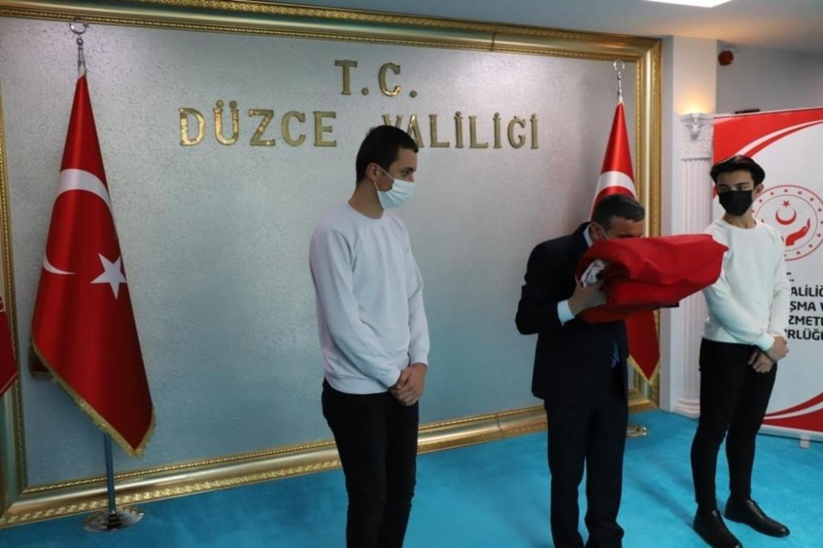 Sakarya&rsquo;dan teslim alınan Bayrak Bolu&rsquo;ya uğurlandı