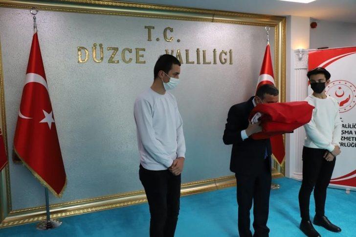 Sakarya’dan teslim alınan Bayrak Bolu’ya uğurlandı G1