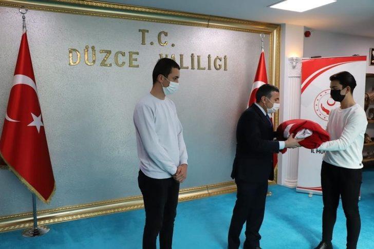 Sakarya’dan teslim alınan Bayrak Bolu’ya uğurlandı G2