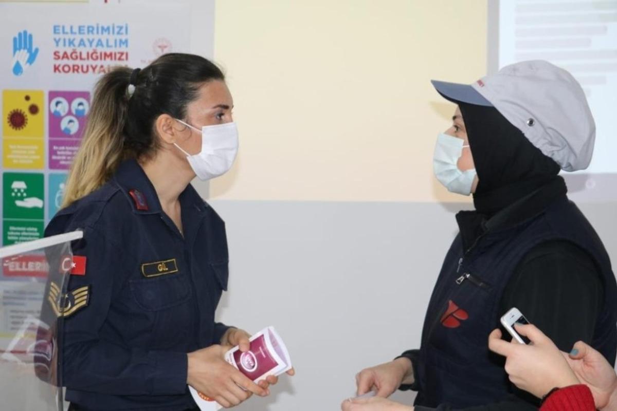 Jandarma, kadın &ccedil;alışanlara KADES uygulamasını anlattı