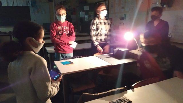 Çocuklar ışık ve ışık kirliliği hakkında çalışmalar yürütüyor