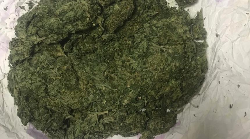 Jandarmanın durdurduğu ş&uuml;pheli ara&ccedil;tan uyuşturucu &ccedil;ıktı