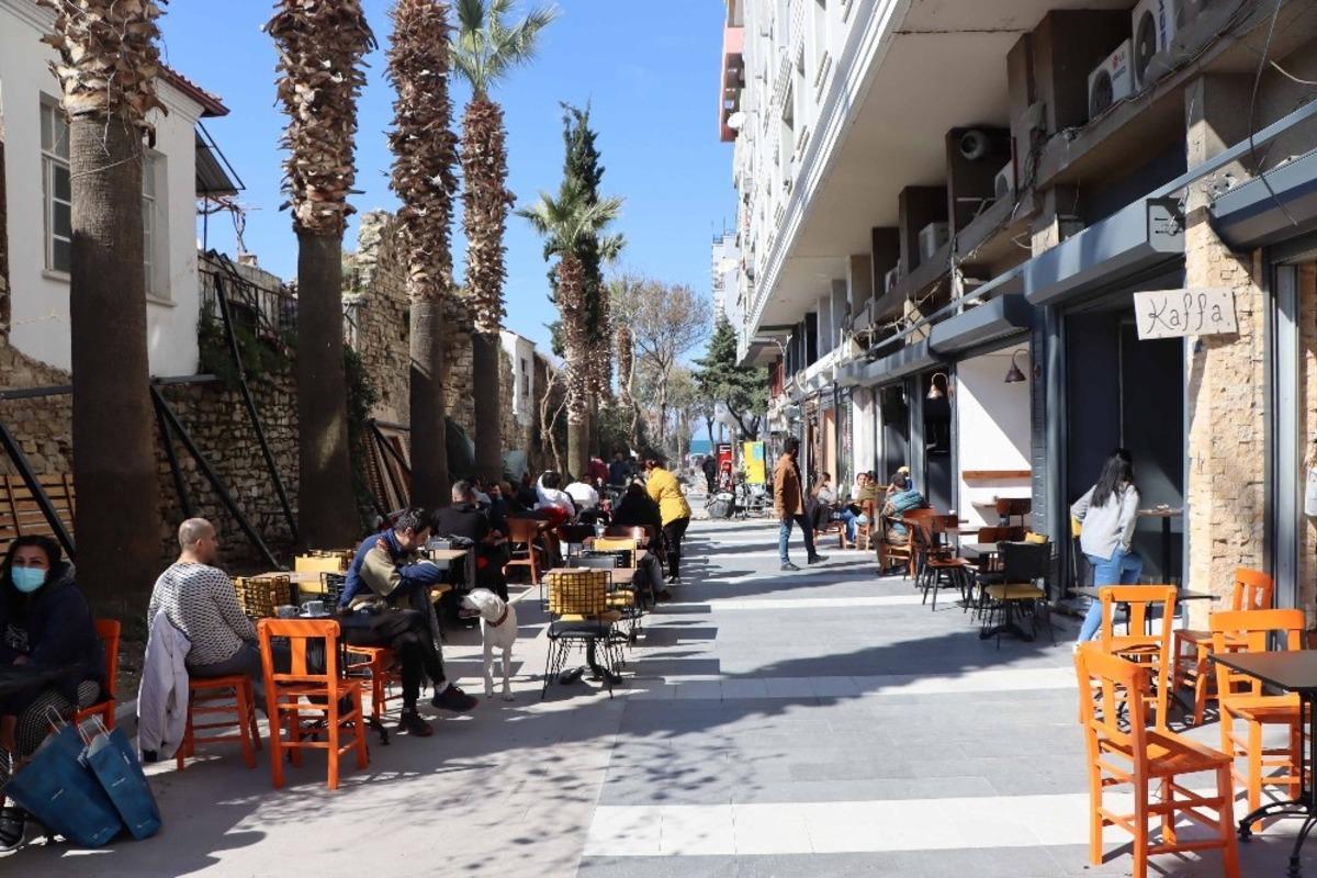 Aydın normalleşti, esnafın y&uuml;z&uuml; g&uuml;ld&uuml;