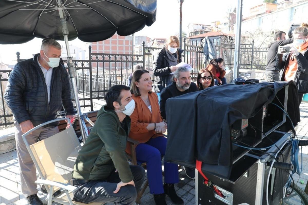 Başkan H&uuml;rriyet, y&ouml;netmen koltuğuna oturdu