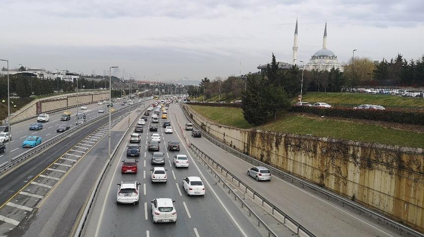 İstanbul&rsquo;da  cumartesi g&uuml;n&uuml; kısıtlamanın kalkmasıyla trafik yoğunluğu oluştu