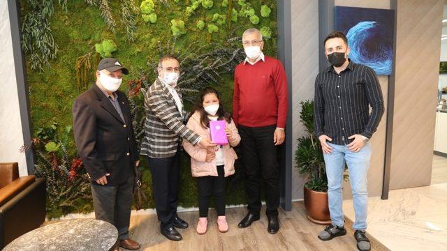 Mezitli’de ihtiyaç sahibi 8 çocuğa tablet dağıtıldı