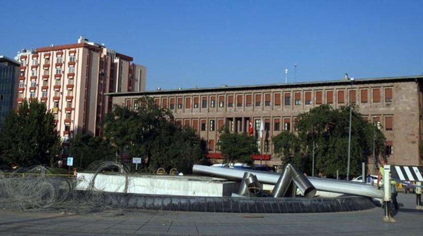 TBMM &ouml;n&uuml;ndeki Atat&uuml;rk anıtı yıkıldı