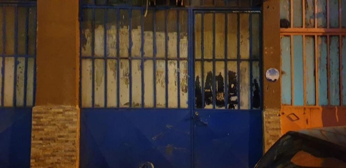 (&Ouml;zel) İstanbul&rsquo;da kuaf&ouml;r g&ouml;r&uuml;n&uuml;ml&uuml; kıraathaneye baskın kamerada