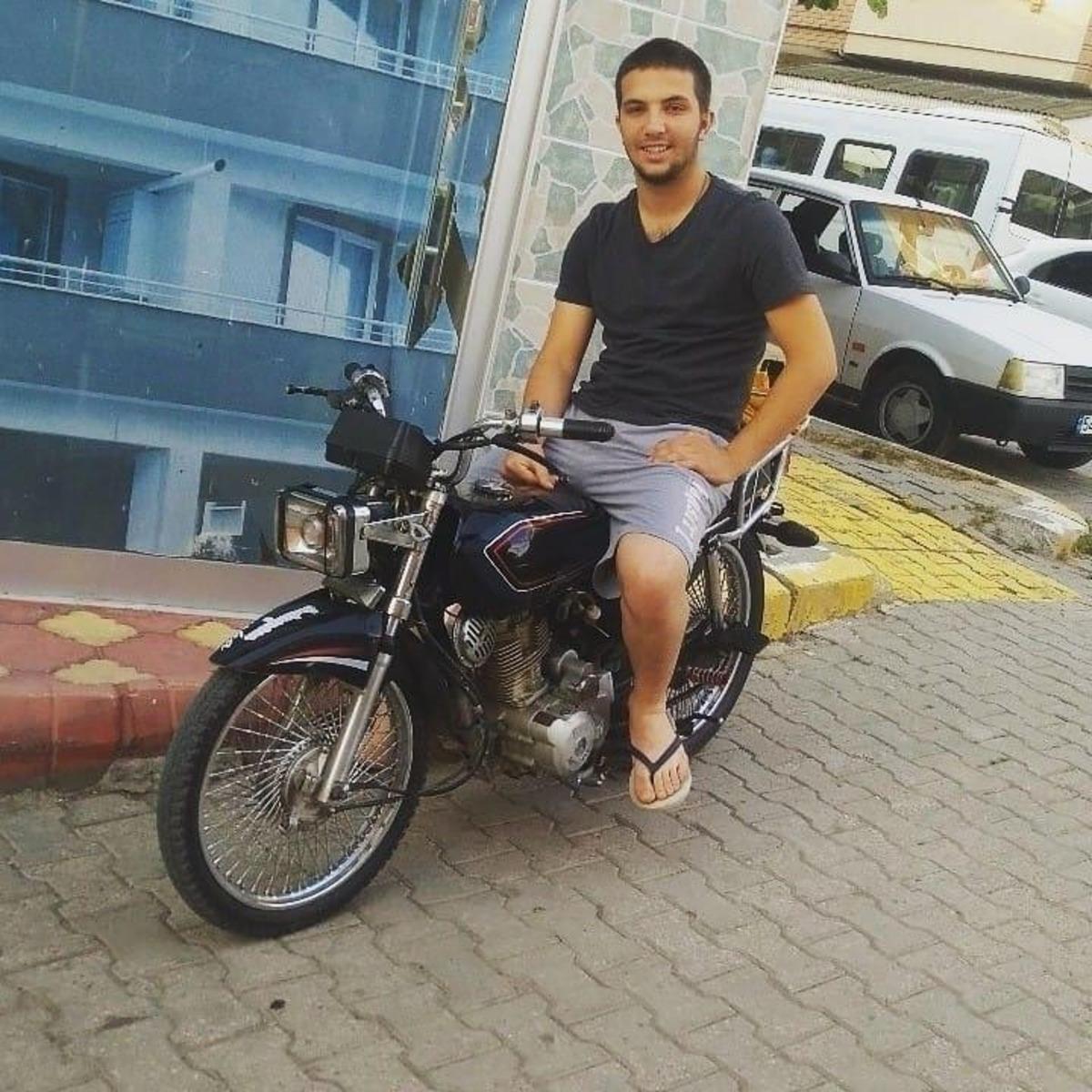Mıcır yolda ağaca &ccedil;arpan motosikletli s&uuml;r&uuml;c&uuml;s&uuml; hayatını kaybetti