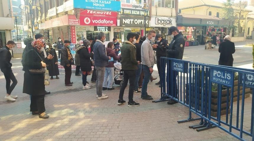 K&uuml;tahya&rsquo;da &rsquo;Kısıtlamasız ilk Cumartesi&rsquo;de yoğunluk yaşanmadı