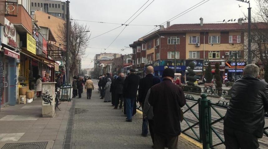 Yasaksız ilk hafta sonundan alışveriş kuyruğu