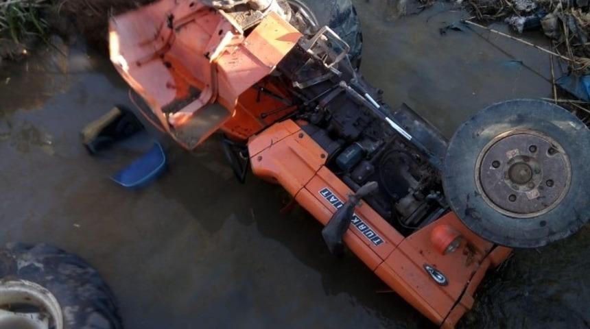 Dereye u&ccedil;an trakt&ouml;r&uuml;n 17 yaşındaki s&uuml;r&uuml;c&uuml;s&uuml; hayatını kaybetti