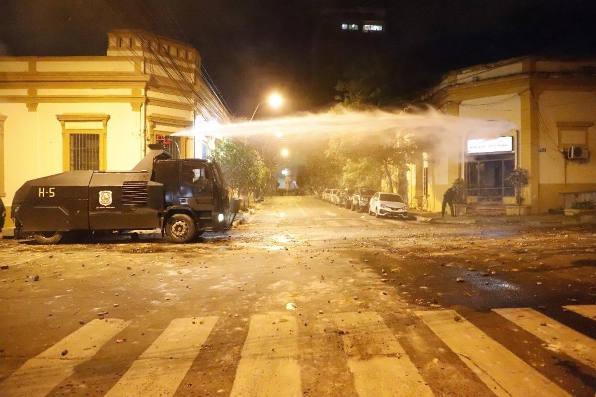 Paraguay&rsquo;da korona vir&uuml;s protestoları sokakları savaş alanına &ccedil;evirdi