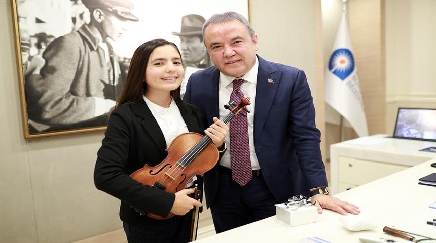 Keman Yıldızı Elif Eroğlu Polonya&rsquo;da birincilik kazandı