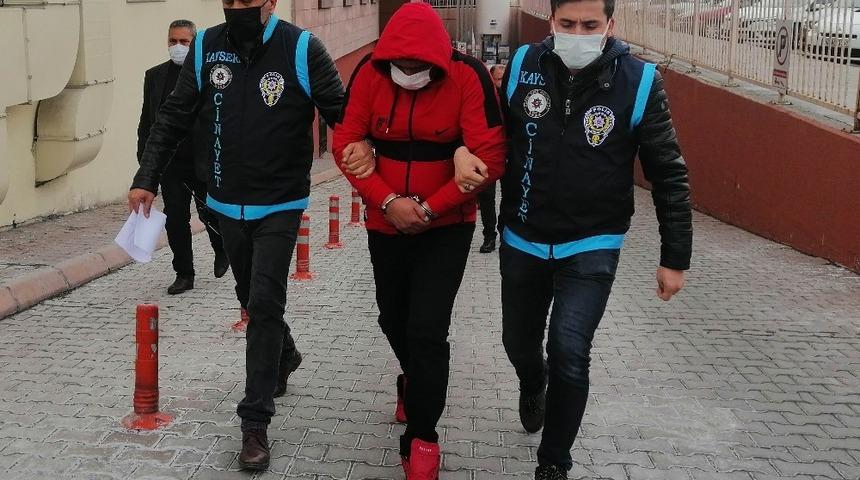 Cinayet dedektifleri 200 saatlik g&uuml;venlik kamerasını izleyerek boşandığı eşini &ouml;ld&uuml;ren şahsı yakaladı