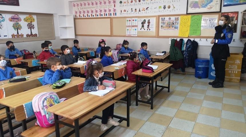Polisler, öğrencileri korona virüs konusunda uyardı