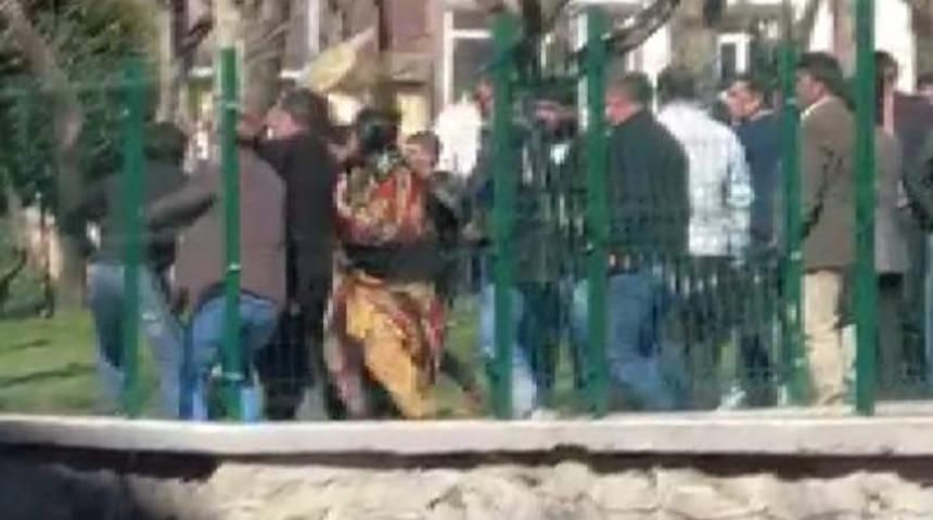 İstanbul'da parkta kavga! Aileler de karıştı, bir genç boğazından bıçaklandı 