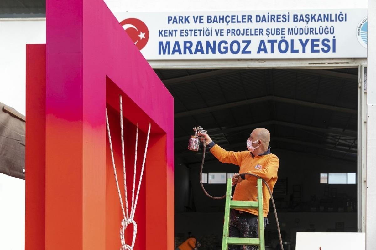 Marangozhanede kadınlar i&ccedil;in fig&uuml;rler &uuml;retiliyor