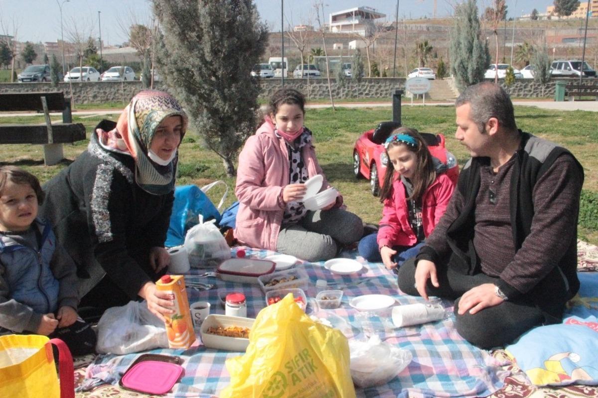 Kısıtlama kalktı vatandaşlar parklara akın etti