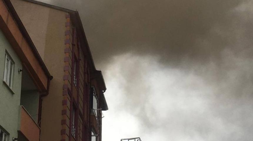 Lokanta bacasında başlayan yangın apartmanın &ccedil;atısını sı&ccedil;radı