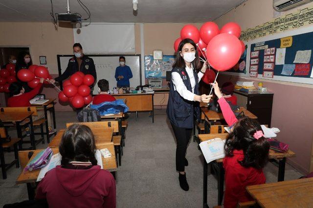 Polislerden çocuklara balon