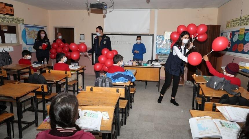 Polislerden &ccedil;ocuklara balon