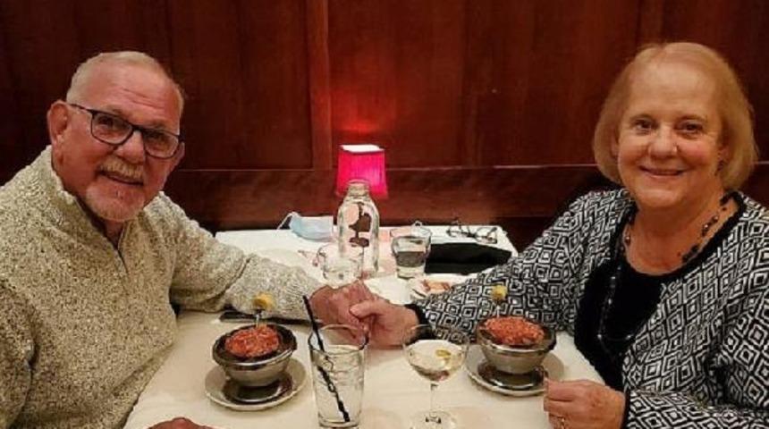 ABD'li liseli aşıklar 52 yıl sonra evlendi