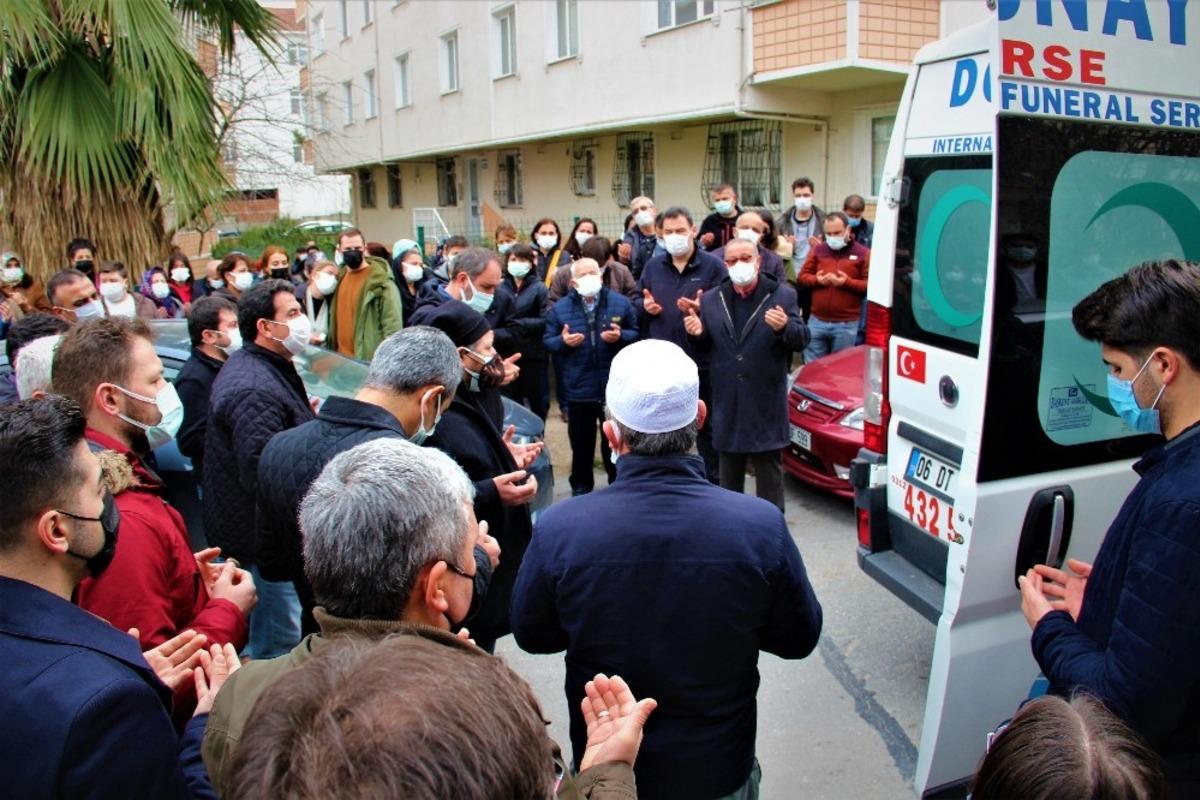 Kanser hastası &ouml;ğretmen kalbine yenik d&uuml;şt&uuml;