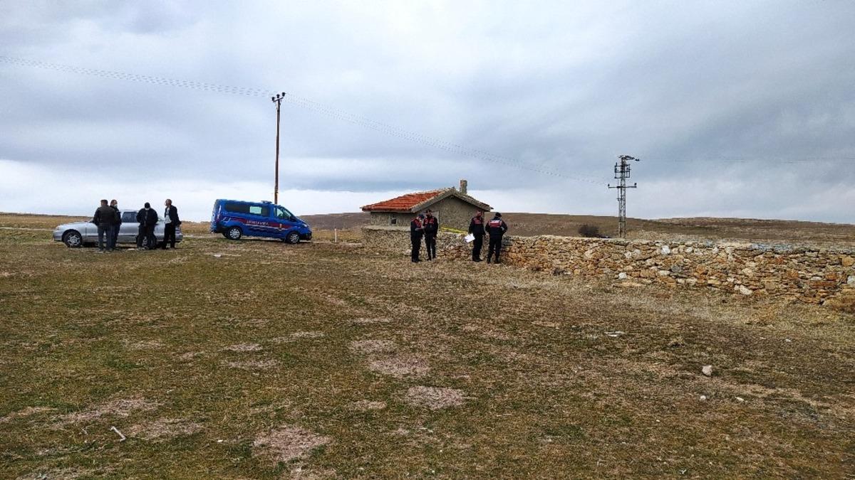 Mahalle mezarlığında &ouml;l&uuml; bulundu