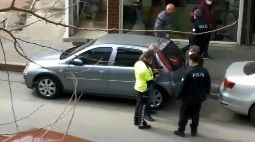 Otomobilden atılan oyuncak tabanca polisi harekete geçirdi