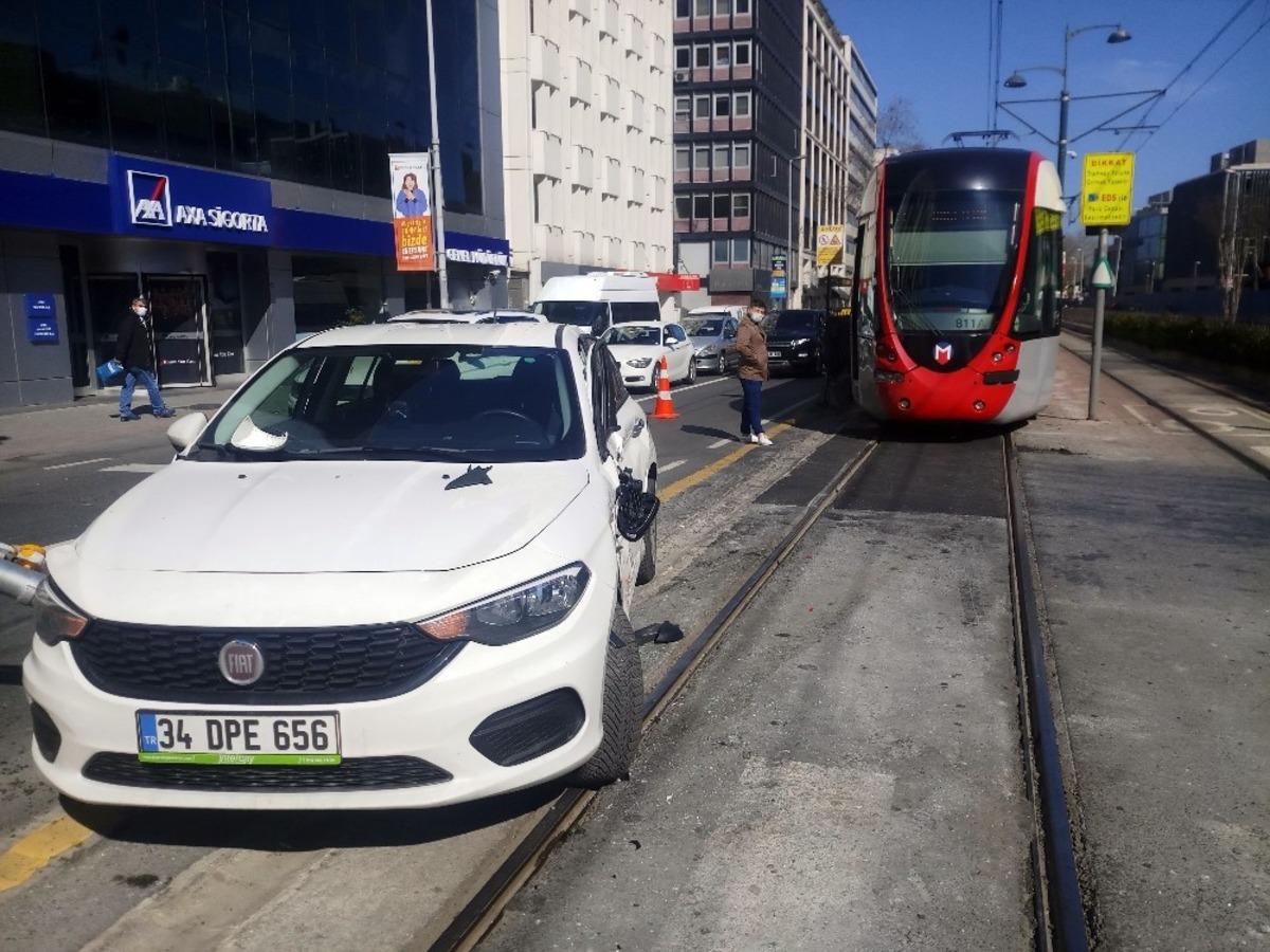 (OZEL) Beyoğlu&rsquo;nda tramvay yolunda kaza